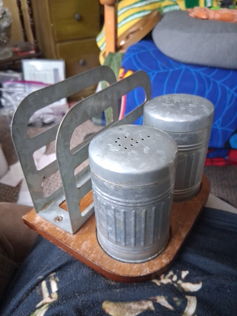 Vintage-Style Metal Salt and Pepper Shaker Set with Napkin Holder - Silver